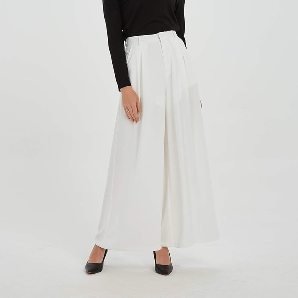 NWT size large Chic White Wide-Leg pleated front Trousers
